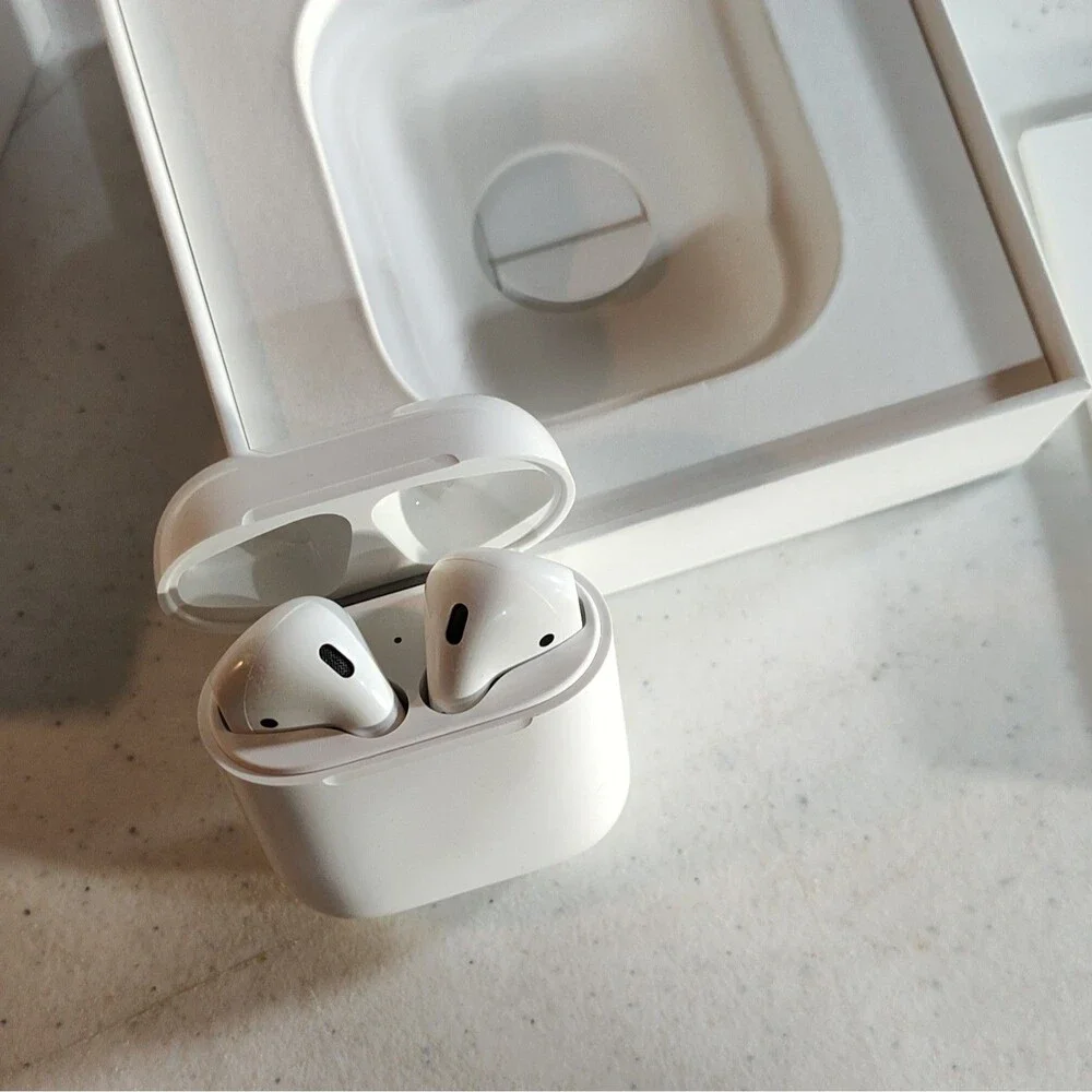 Apple AirPods w/ Charging Case - White, Lightning, Double In-Ear Earbuds (1333)